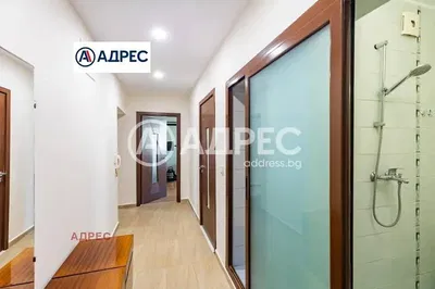 Woonkamer; houten vloer, natuurlijk licht, moderne stijl, hoge plafonds