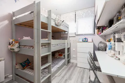 Salon; parquet, lumière naturelle, style moderne, hauteur sous plafond