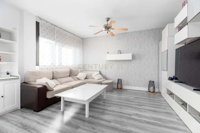 Soggiorno; pavimento in legno, luce naturale, stile moderno, soffitti alti