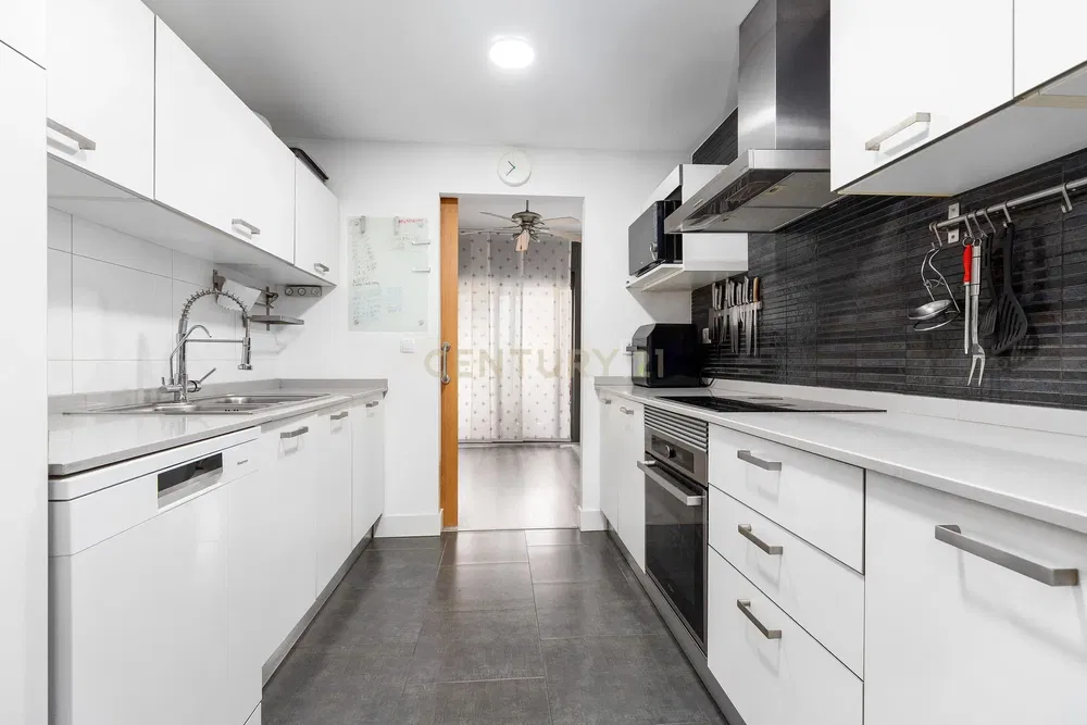 Cuisine; électroménager, parquet, lumière naturelle, style moderne, rénové