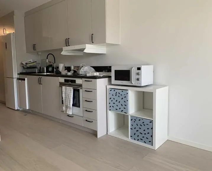 Oturma odası; ahşap zemin, doğal ışık, modern stil, yüksek tavan