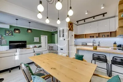 Woonkamer; houten vloer, natuurlijk licht, moderne stijl, hoge plafonds