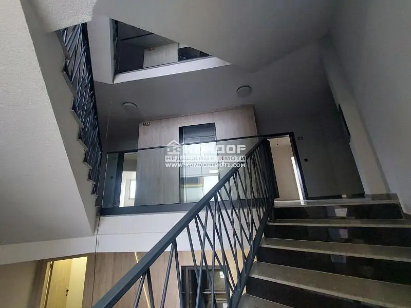 Κουζίνα; συσκευές κουζίνας, ξύλινο πάτωμα, φυσικό φως, μοντέρνο στυλ, ανακαινισμένο