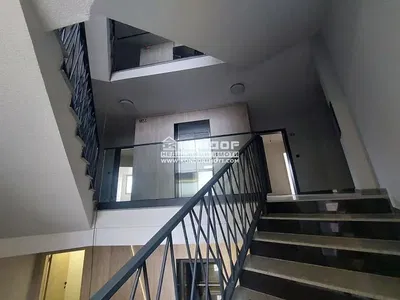 Κουζίνα; συσκευές κουζίνας, ξύλινο πάτωμα, φυσικό φως, μοντέρνο στυλ, ανακαινισμένο