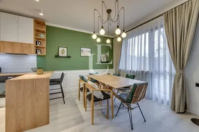 Woonkamer; houten vloer, natuurlijk licht, moderne stijl, hoge plafonds