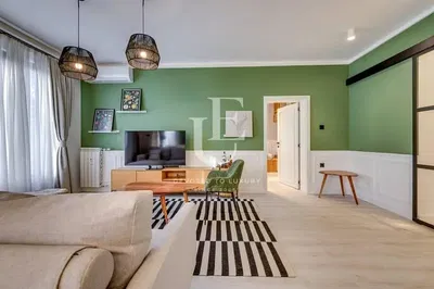 Woonkamer; houten vloer, natuurlijk licht, moderne stijl, hoge plafonds