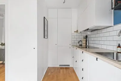 Woonkamer; houten vloer, natuurlijk licht, moderne stijl, hoge plafonds