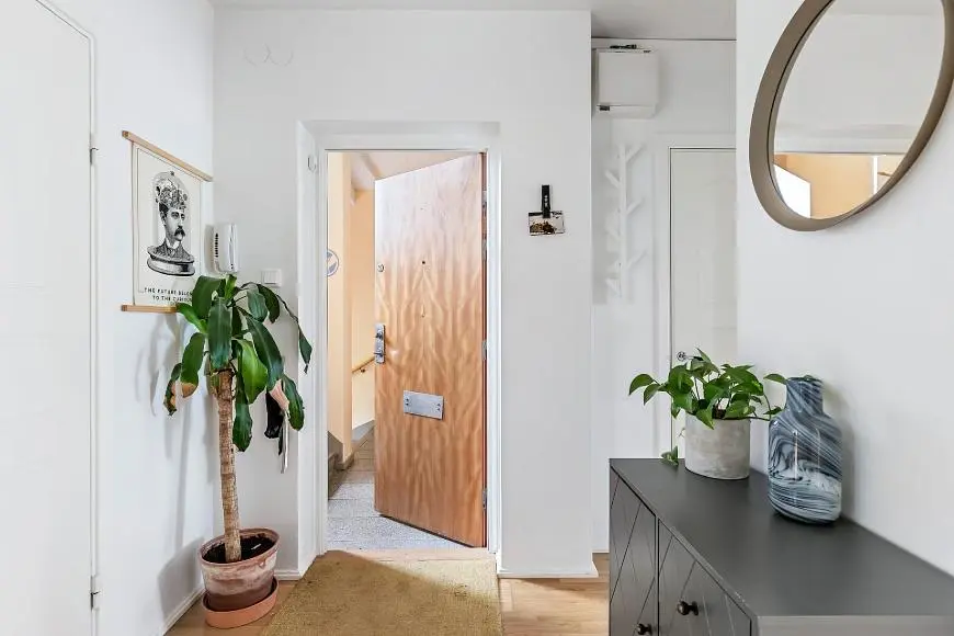 Woonkamer; houten vloer, natuurlijk licht, moderne stijl, hoge plafonds