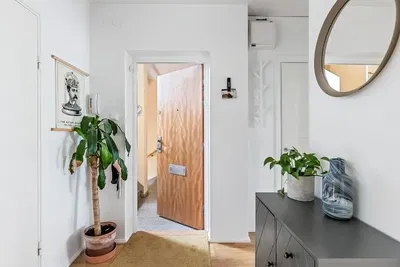 Woonkamer; houten vloer, natuurlijk licht, moderne stijl, hoge plafonds