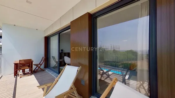 Σαλόνι; ξύλινο πάτωμα, φυσικό φως, μοντέρνο στυλ, ψηλά ταβάνια