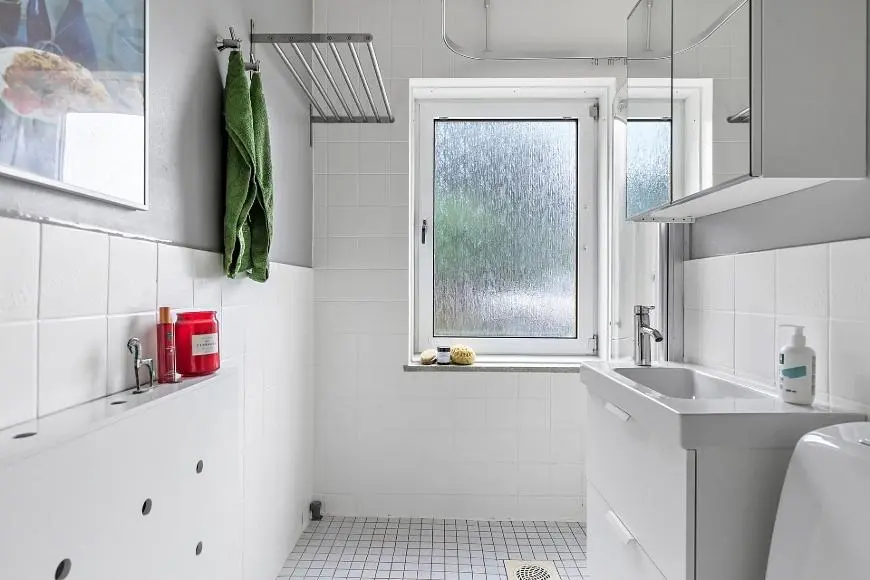 Woonkamer; houten vloer, natuurlijk licht, moderne stijl, hoge plafonds