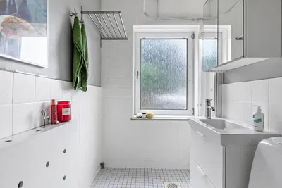 Woonkamer; houten vloer, natuurlijk licht, moderne stijl, hoge plafonds