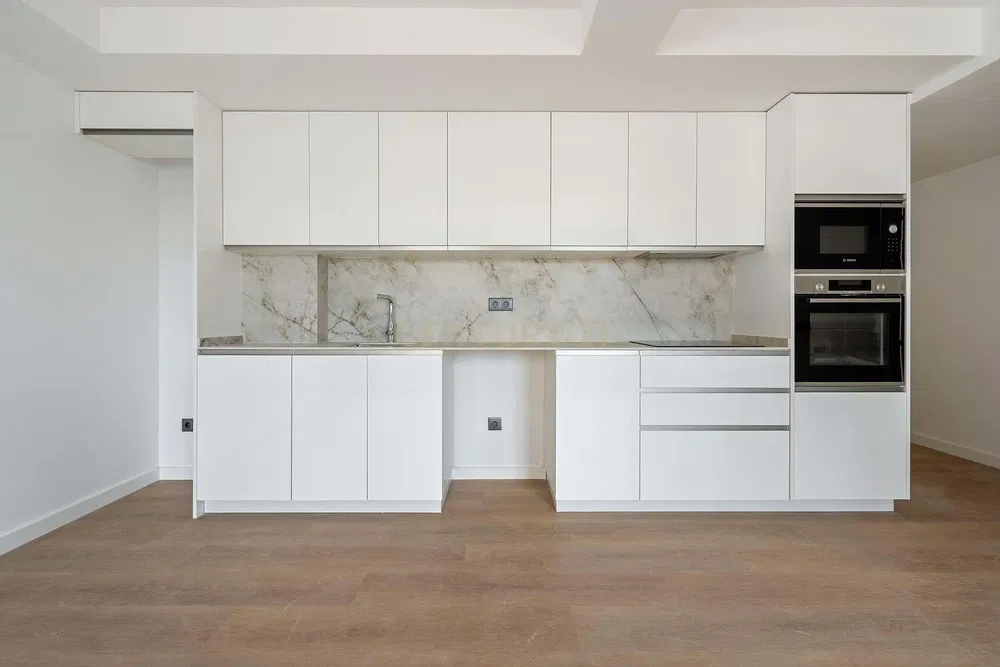 غرفة معيشة; أرضية خشبية, ضوء طبيعي, أسلوب عصري, أسقف عالية