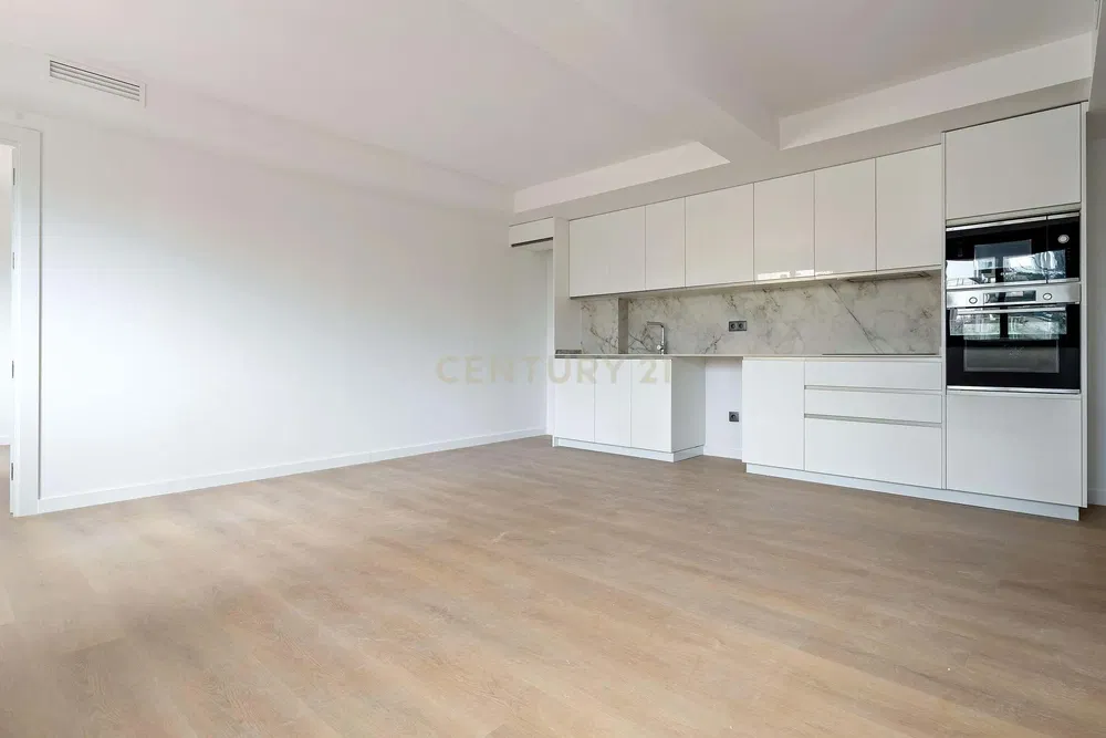 Salon; podłoga drewniana, światło dzienne, styl nowoczesny, wysokie sufity