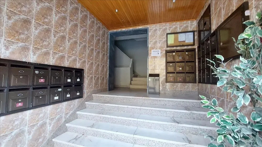 Living room; wood floor, natural light, modern style, high ceiling