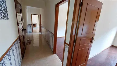 Σαλόνι; ξύλινο πάτωμα, φυσικό φως, μοντέρνο στυλ, ψηλά ταβάνια