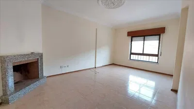 Σαλόνι; ξύλινο πάτωμα, φυσικό φως, μοντέρνο στυλ, ψηλά ταβάνια