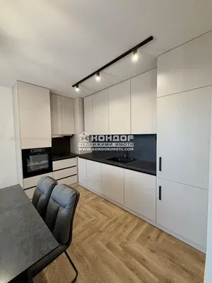 Σαλόνι; ξύλινο πάτωμα, φυσικό φως, μοντέρνο στυλ, ψηλά ταβάνια