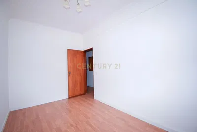 Oturma odası; ahşap zemin, doğal ışık, modern stil, yüksek tavan