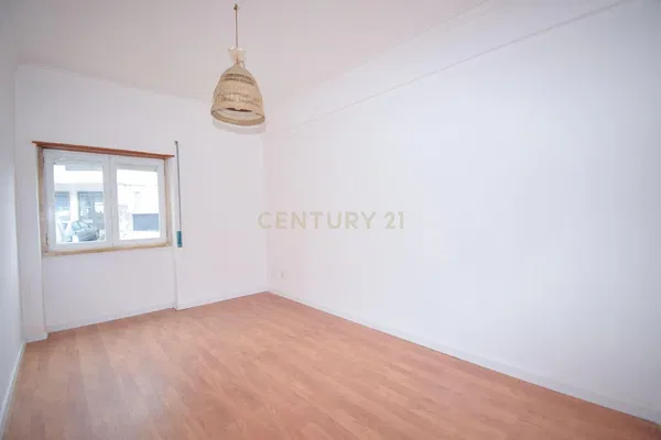 Cuisine; électroménager, parquet, lumière naturelle, style moderne