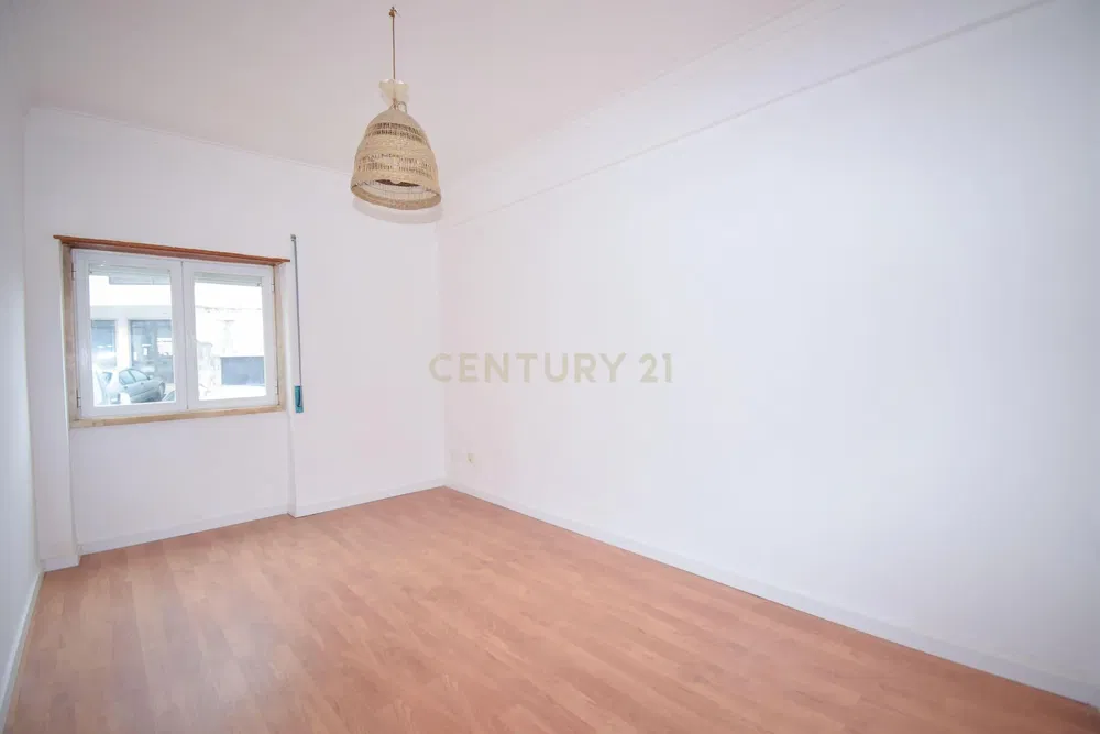 Mutfak; mutfak aletleri, ahşap zemin, doğal ışık, modern stil