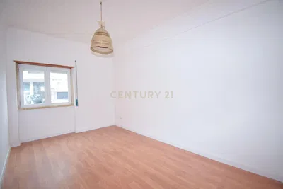 Mutfak; mutfak aletleri, ahşap zemin, doğal ışık, modern stil