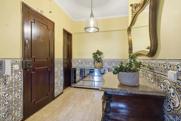 Wohnzimmer; holzboden, tageslicht, moderner stil, hohe decken