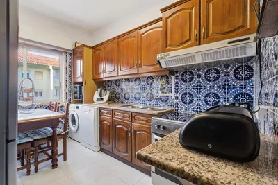 Oturma odası; ahşap zemin, doğal ışık, modern stil, yüksek tavan