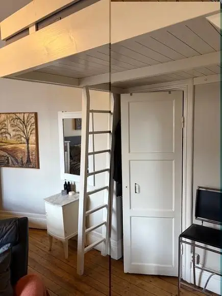 Soggiorno; pavimento in legno, luce naturale, stile moderno, soffitti alti