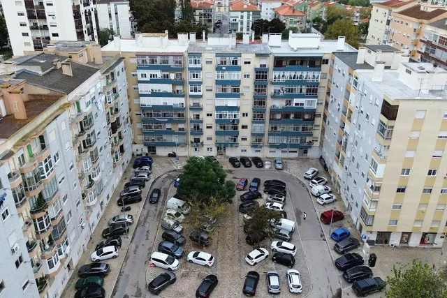 غرفة معيشة; أرضية خشبية, ضوء طبيعي, أسلوب عصري, أسقف عالية