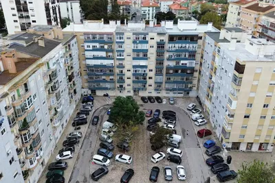 غرفة معيشة; أرضية خشبية, ضوء طبيعي, أسلوب عصري, أسقف عالية