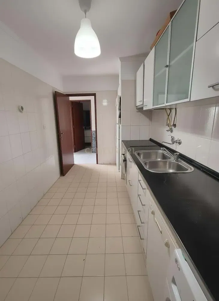 Salon; podłoga drewniana, światło dzienne, styl nowoczesny, wysokie sufity