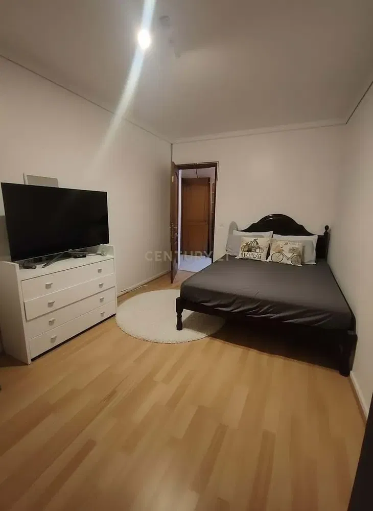 Salon; podłoga drewniana, światło dzienne, styl nowoczesny, wysokie sufity