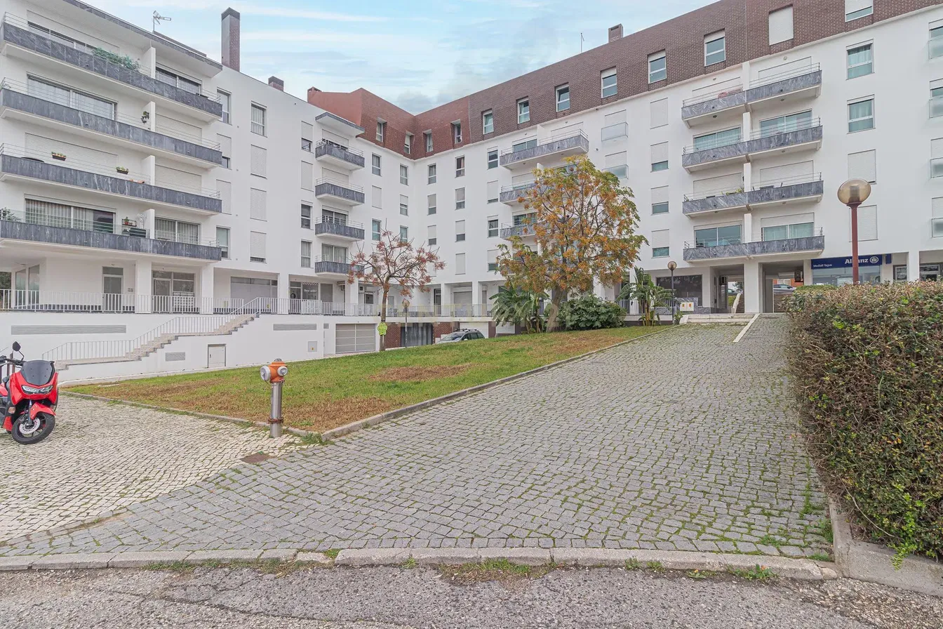 Cuisine; électroménager, parquet, lumière naturelle, style moderne, rénové