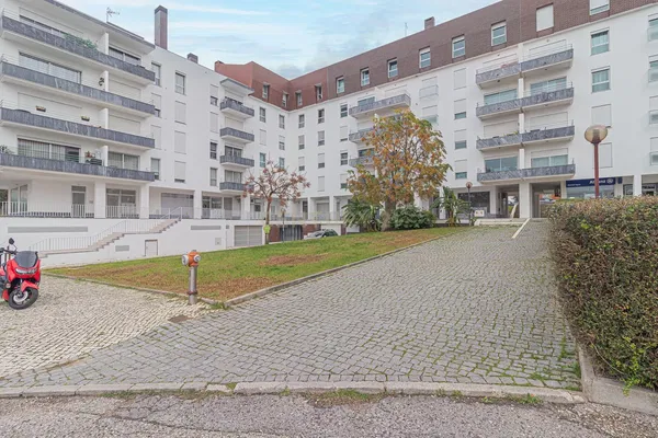 Κουζίνα; συσκευές κουζίνας, ξύλινο πάτωμα, φυσικό φως, μοντέρνο στυλ, ανακαινισμένο