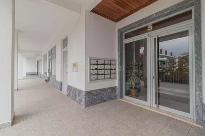 Salon; parquet, lumière naturelle, style moderne, hauteur sous plafond