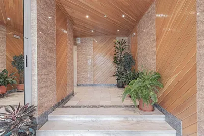 Salon; parquet, lumière naturelle, style moderne, hauteur sous plafond