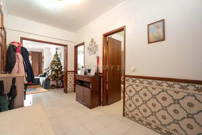 Salón; suelo de madera, luz natural, estilo moderno, techos altos