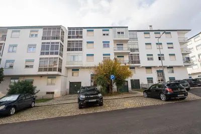 Salon; parquet, lumière naturelle, style moderne, hauteur sous plafond