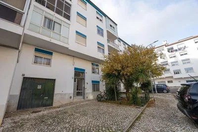 Salón; suelo de madera, luz natural, estilo moderno, techos altos