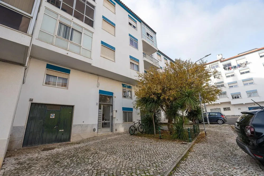 Salon; parquet, lumière naturelle, style moderne, hauteur sous plafond