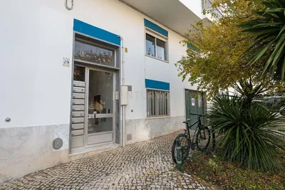 Salon; parquet, lumière naturelle, style moderne, hauteur sous plafond