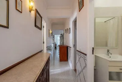 Salon; parquet, lumière naturelle, style moderne, hauteur sous plafond