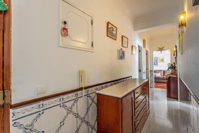 Salon; parquet, lumière naturelle, style moderne, hauteur sous plafond