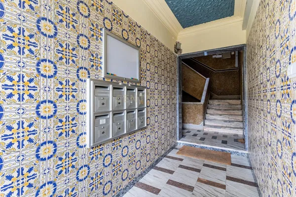 Living room; wood floor, natural light, modern style, high ceiling