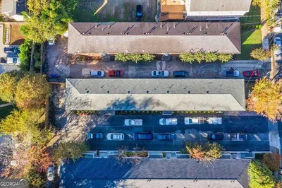 Σαλόνι; ξύλινο πάτωμα, φυσικό φως, μοντέρνο στυλ, ψηλά ταβάνια