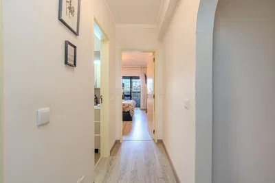 Wohnzimmer; holzboden, tageslicht, moderner stil, hohe decken