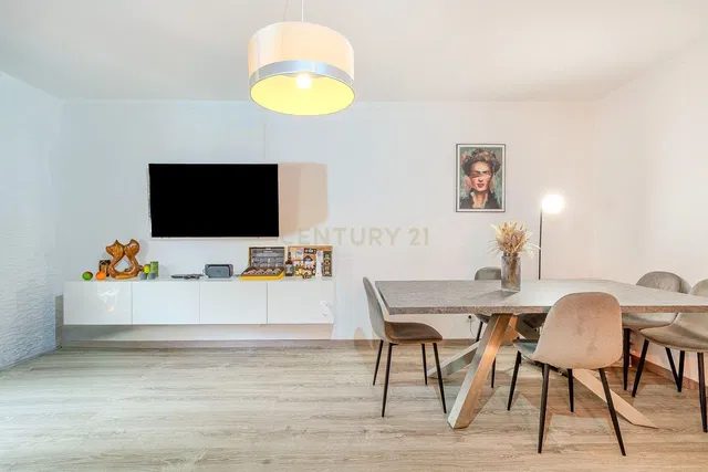 Salon; parquet, lumière naturelle, style moderne, hauteur sous plafond