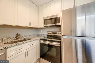 Дневна соба; дрвени под, природно светло, модерни стил, високи плафони