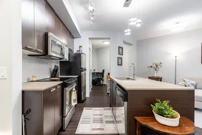 Oturma odası; ahşap zemin, doğal ışık, modern stil, yüksek tavan